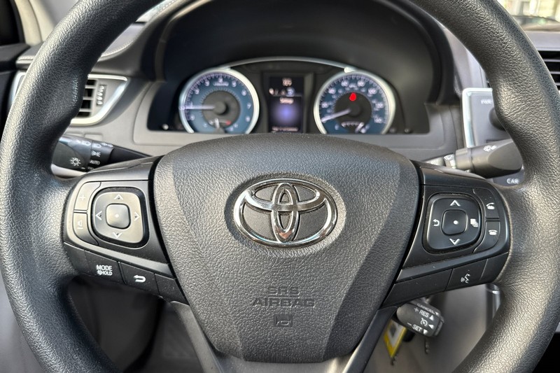 Toyota Camry Vehicle Full-screen Gallery Image 32