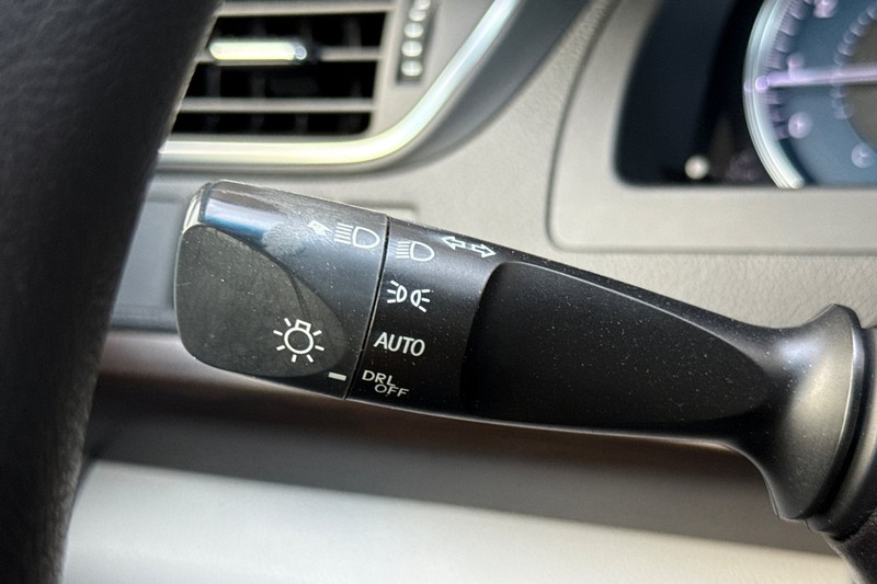 Toyota Camry Vehicle Full-screen Gallery Image 34