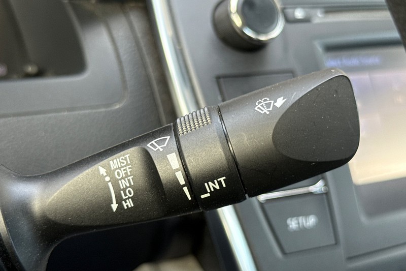 Toyota Camry Vehicle Full-screen Gallery Image 36