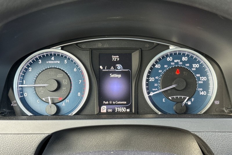 Toyota Camry Vehicle Full-screen Gallery Image 37