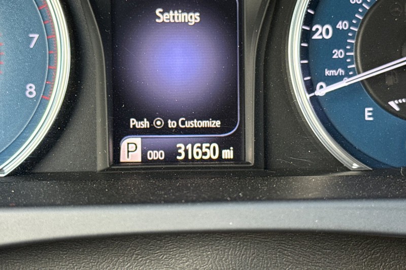 Toyota Camry Vehicle Full-screen Gallery Image 38