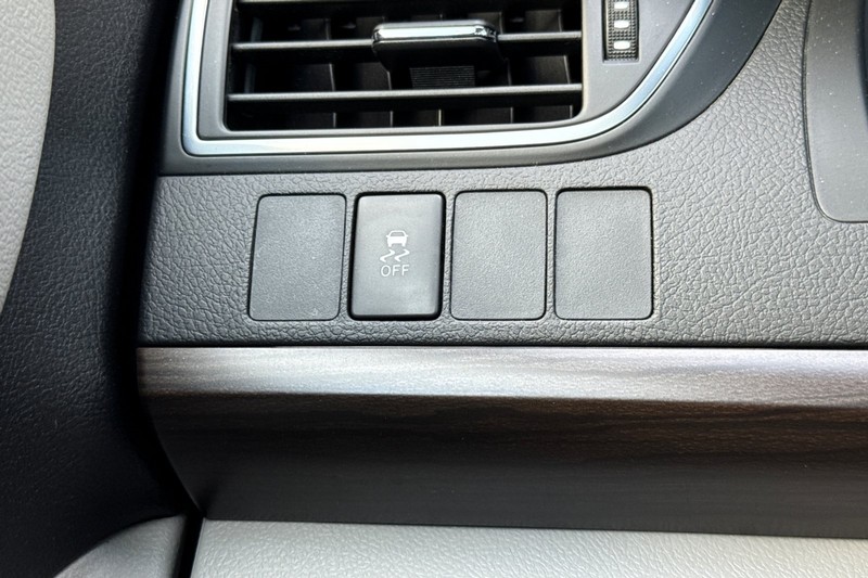 Toyota Camry Vehicle Full-screen Gallery Image 39