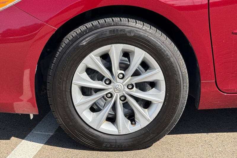 Toyota Camry Vehicle Full-screen Gallery Image 41