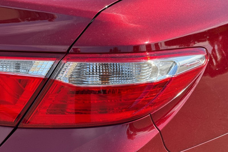 Toyota Camry Vehicle Full-screen Gallery Image 46