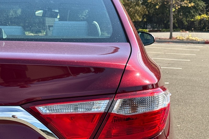 Toyota Camry Vehicle Full-screen Gallery Image 47