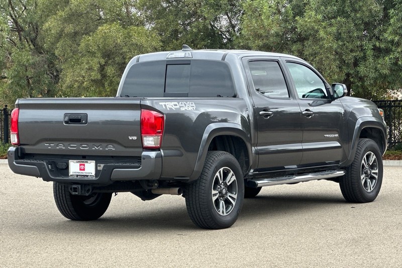 Toyota Tacoma Vehicle Full-screen Gallery Image 04