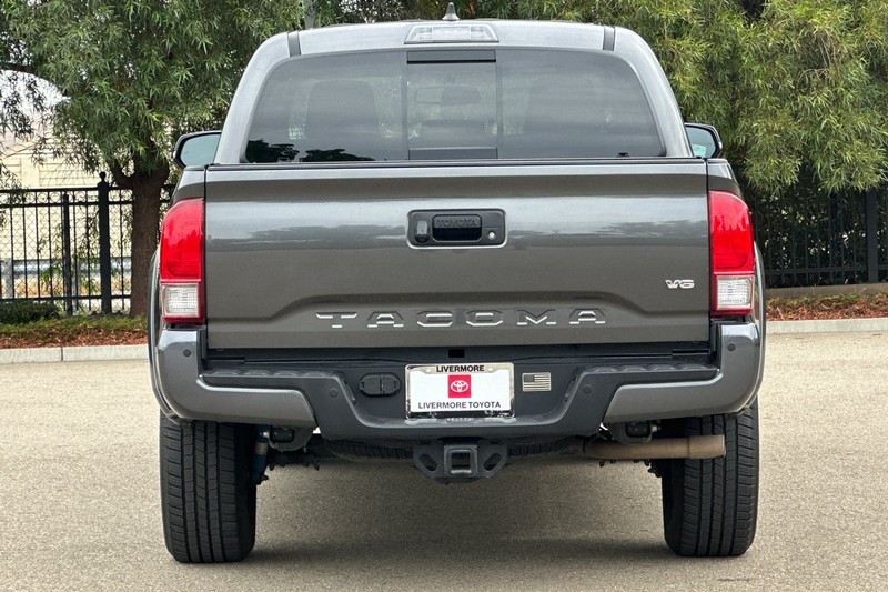 Toyota Tacoma Vehicle Full-screen Gallery Image 05