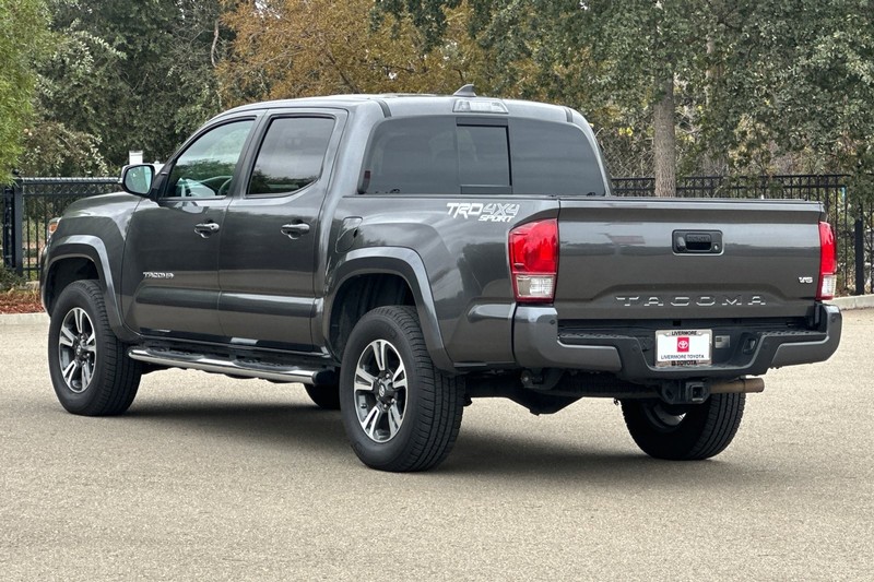 Toyota Tacoma Vehicle Full-screen Gallery Image 06