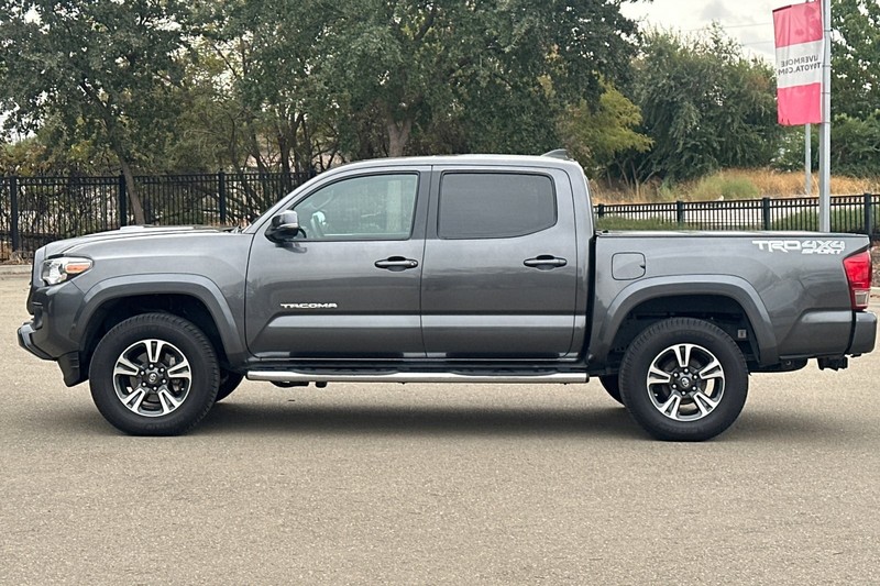 Toyota Tacoma Vehicle Full-screen Gallery Image 07