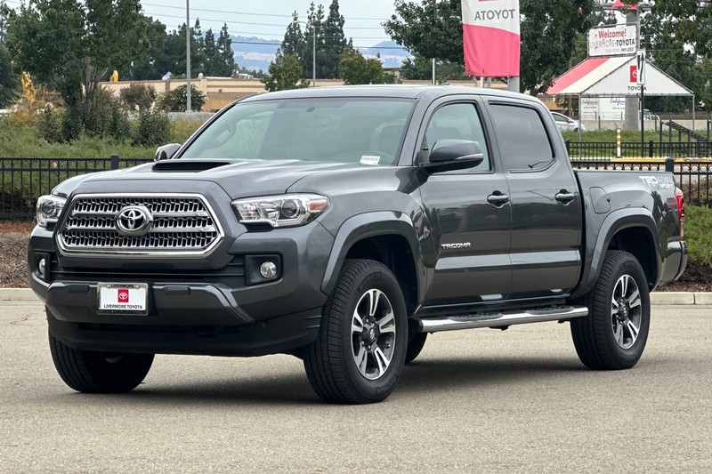 Toyota Tacoma Vehicle Full-screen Gallery Image 08