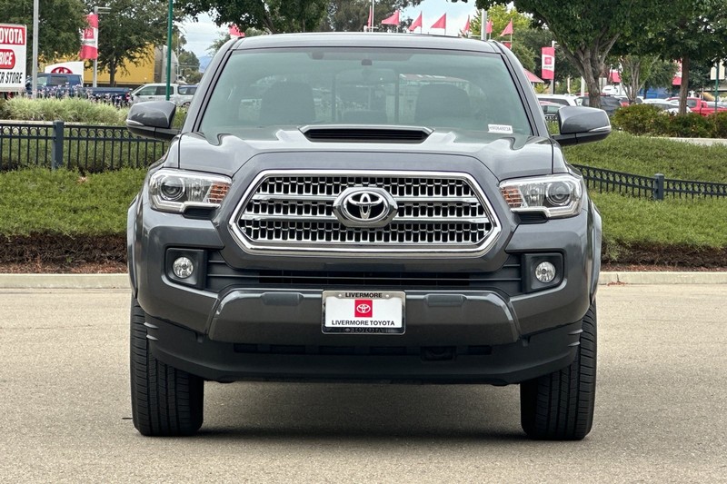 Toyota Tacoma Vehicle Full-screen Gallery Image 09
