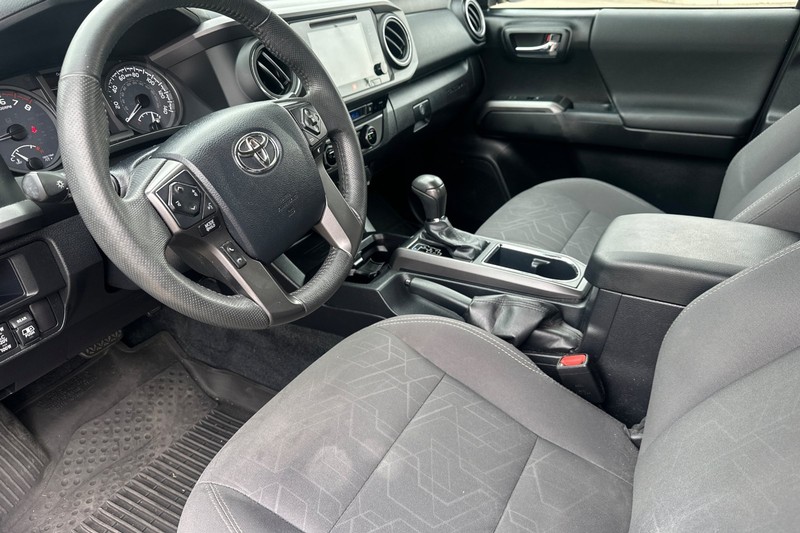 Toyota Tacoma Vehicle Full-screen Gallery Image 10