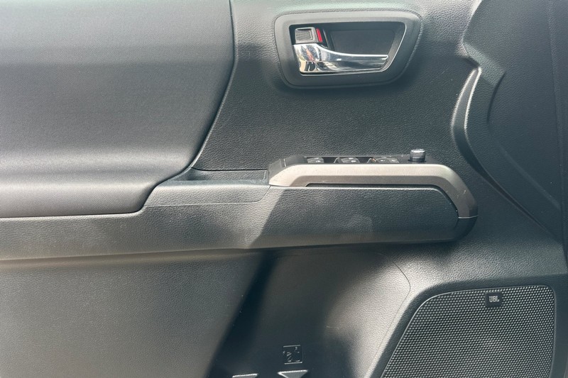 Toyota Tacoma Vehicle Full-screen Gallery Image 11