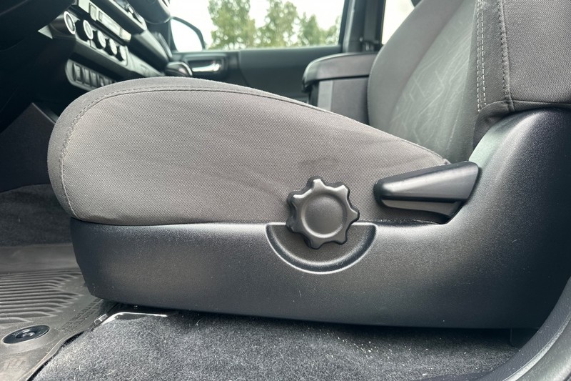 Toyota Tacoma Vehicle Full-screen Gallery Image 13