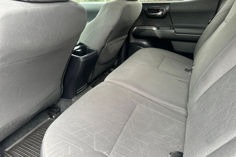 Toyota Tacoma Vehicle Full-screen Gallery Image 14