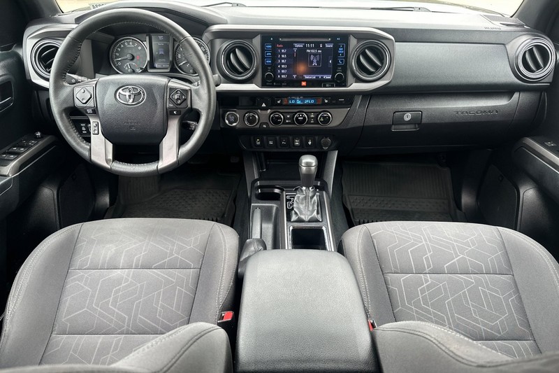 Toyota Tacoma Vehicle Full-screen Gallery Image 15