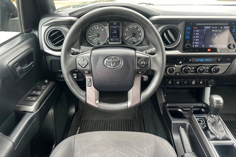 Toyota Tacoma Vehicle Full-screen Gallery Image 16