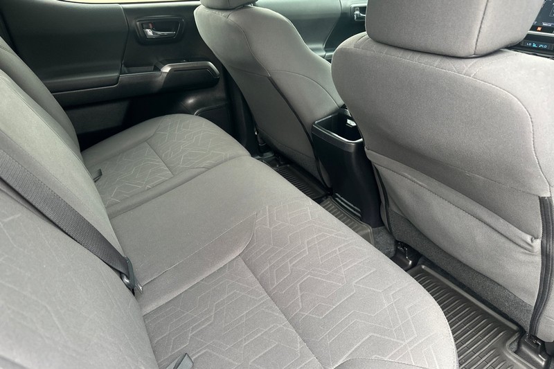 Toyota Tacoma Vehicle Full-screen Gallery Image 17