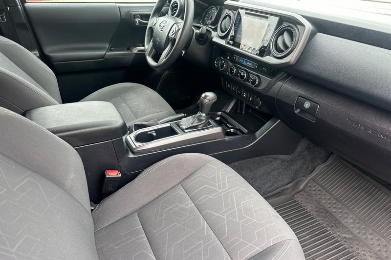 Toyota Tacoma Vehicle Full-screen Gallery Image 18
