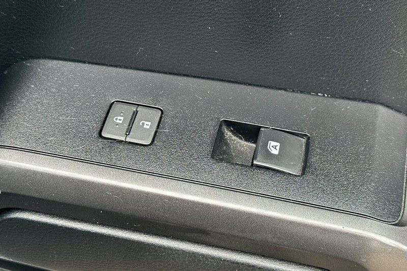 Toyota Tacoma Vehicle Full-screen Gallery Image 21