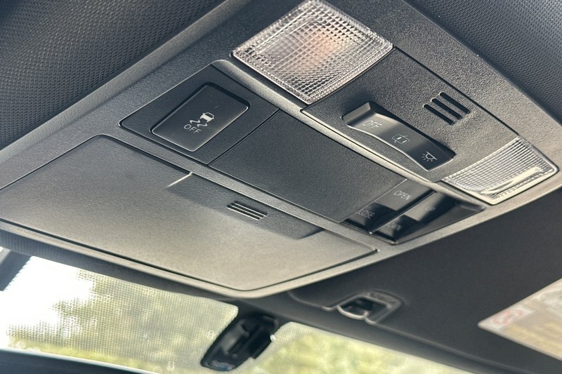 Toyota Tacoma Vehicle Full-screen Gallery Image 23