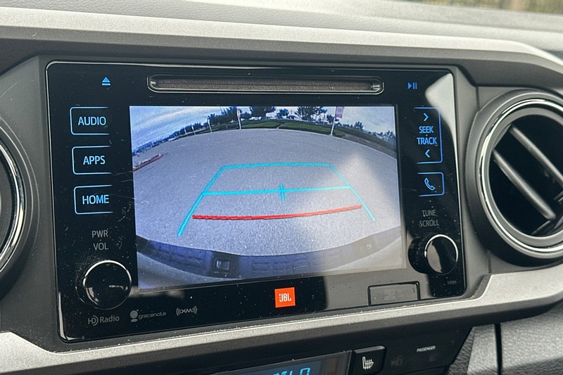Toyota Tacoma Vehicle Full-screen Gallery Image 26