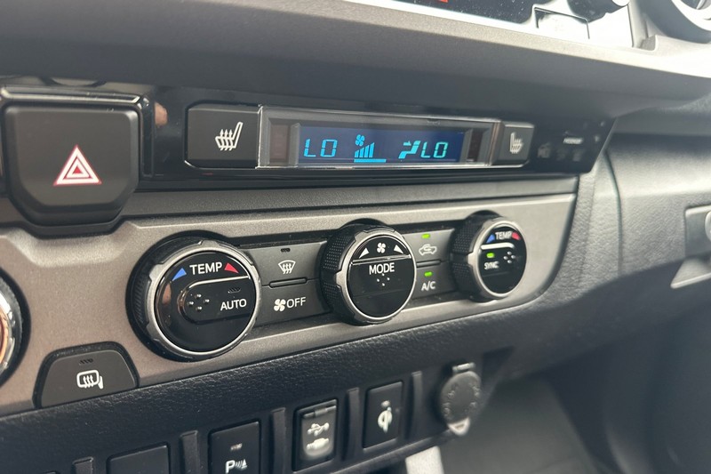 Toyota Tacoma Vehicle Full-screen Gallery Image 27