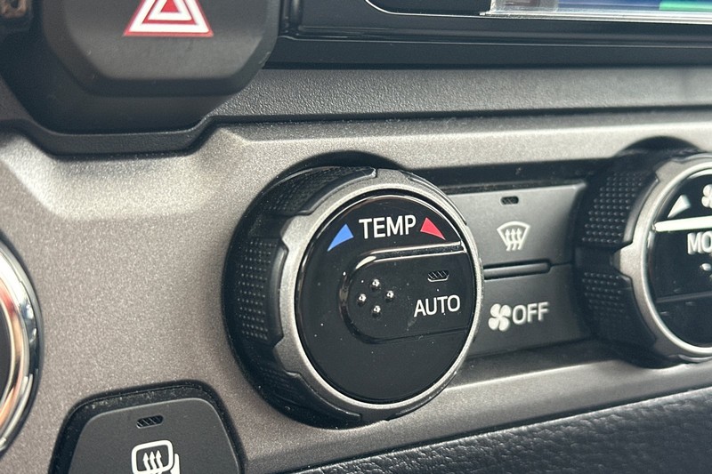 Toyota Tacoma Vehicle Full-screen Gallery Image 28