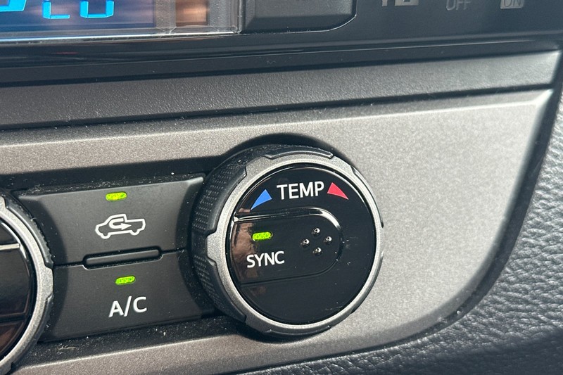 Toyota Tacoma Vehicle Full-screen Gallery Image 29