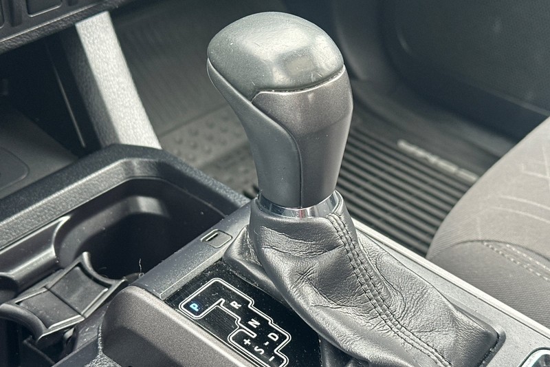 Toyota Tacoma Vehicle Full-screen Gallery Image 32