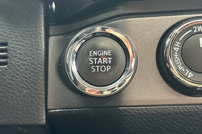 Toyota Tacoma Vehicle Full-screen Gallery Image 33