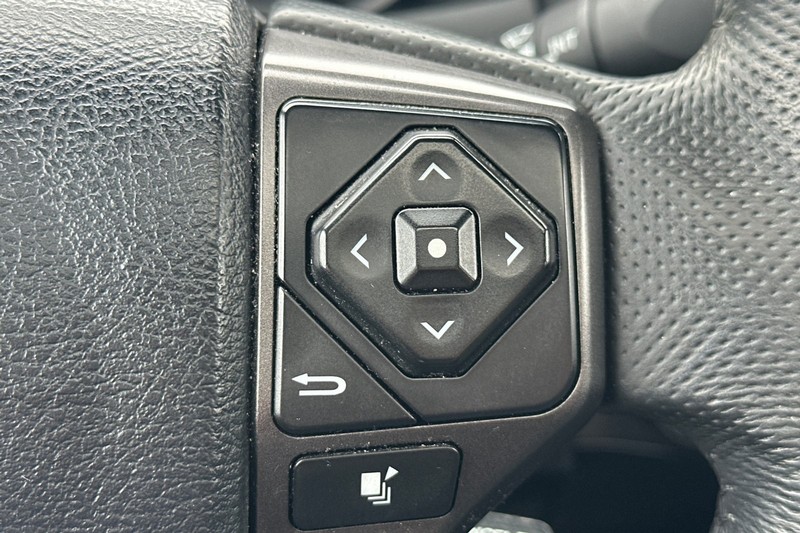 Toyota Tacoma Vehicle Full-screen Gallery Image 37