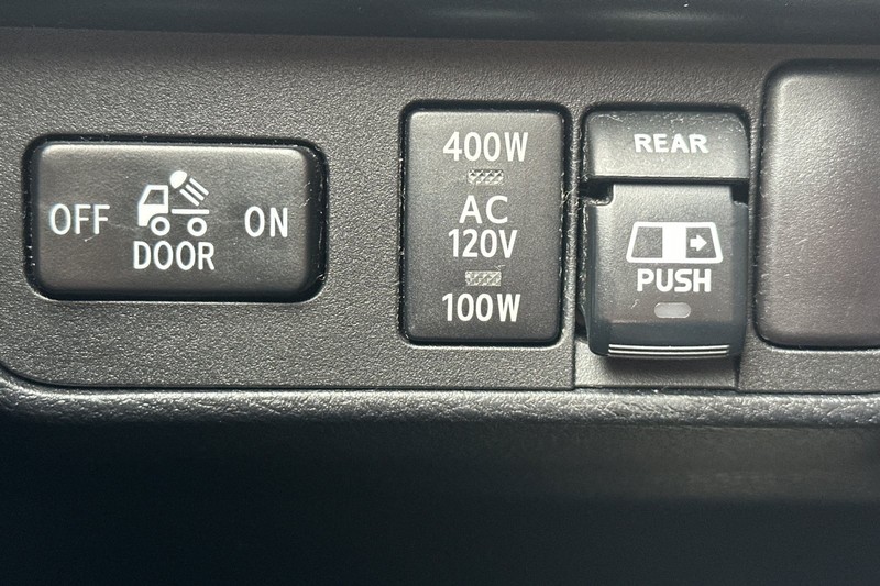 Toyota Tacoma Vehicle Full-screen Gallery Image 41