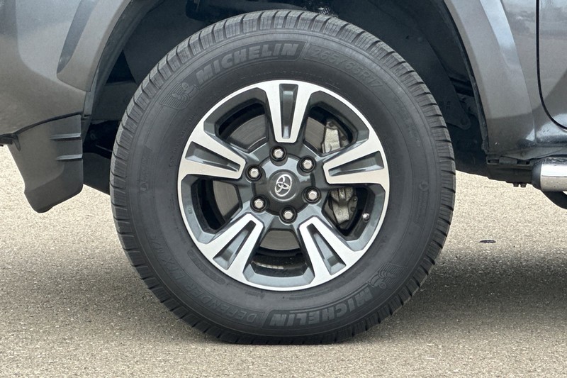 Toyota Tacoma Vehicle Full-screen Gallery Image 46