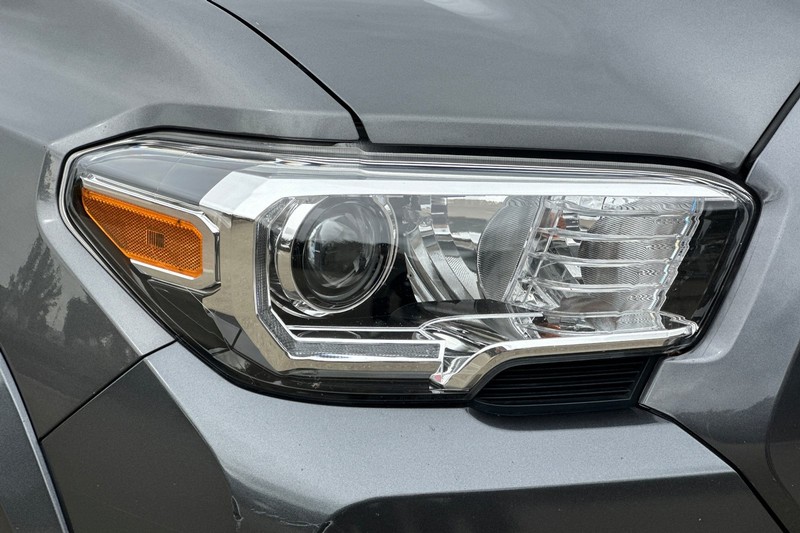 Toyota Tacoma Vehicle Full-screen Gallery Image 47