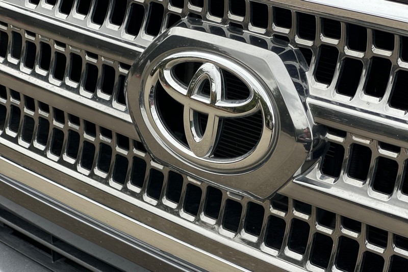 Toyota Tacoma Vehicle Full-screen Gallery Image 48