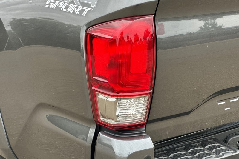 Toyota Tacoma Vehicle Full-screen Gallery Image 49