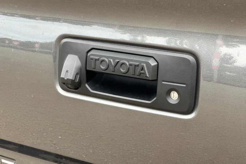Toyota Tacoma Vehicle Full-screen Gallery Image 50