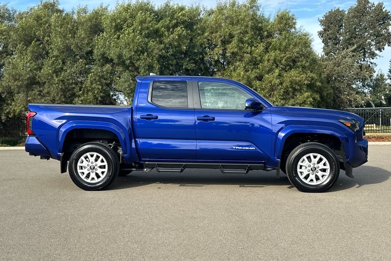 Toyota Tacoma 2WD Vehicle Full-screen Gallery Image 03
