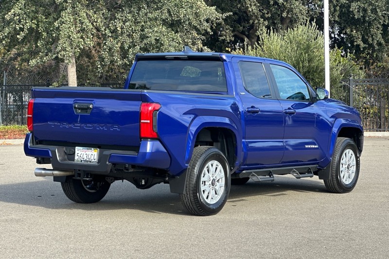 Toyota Tacoma 2WD Vehicle Full-screen Gallery Image 04