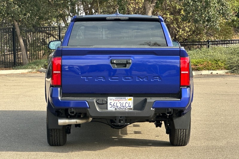 Toyota Tacoma 2WD Vehicle Full-screen Gallery Image 05