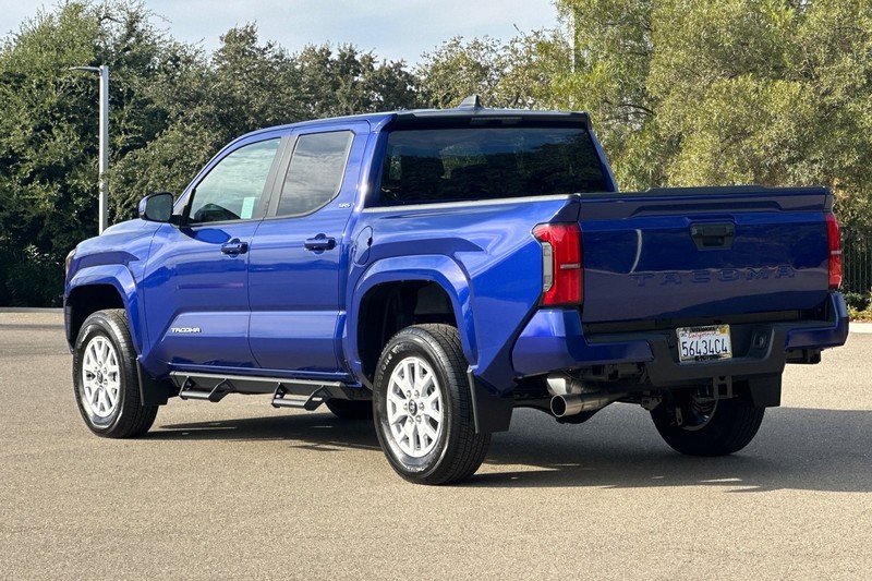 Toyota Tacoma 2WD Vehicle Full-screen Gallery Image 06