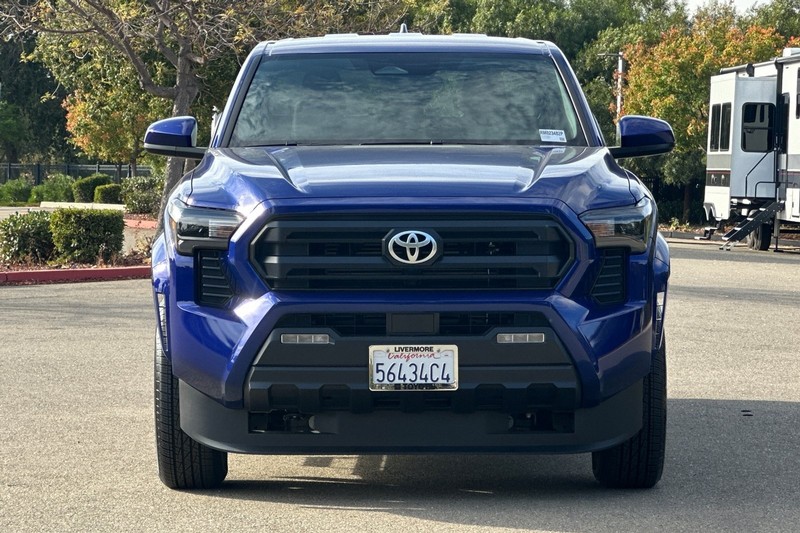 Toyota Tacoma 2WD Vehicle Full-screen Gallery Image 09
