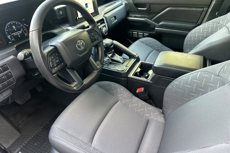 Toyota Tacoma 2WD Vehicle Full-screen Gallery Image 10