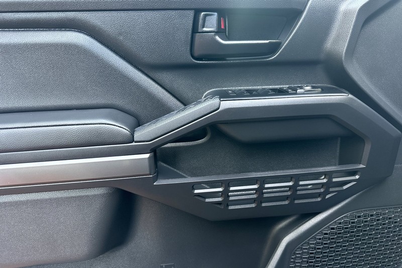 Toyota Tacoma 2WD Vehicle Full-screen Gallery Image 11