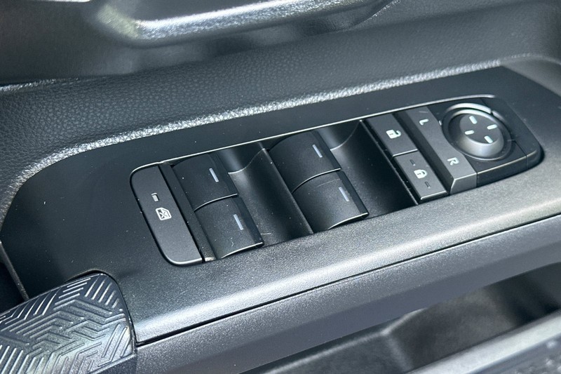 Toyota Tacoma 2WD Vehicle Full-screen Gallery Image 12