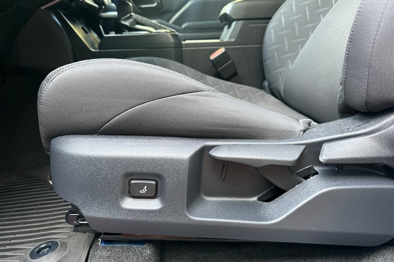 Toyota Tacoma 2WD Vehicle Full-screen Gallery Image 13