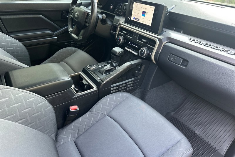 Toyota Tacoma 2WD Vehicle Full-screen Gallery Image 18