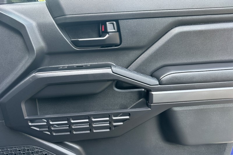 Toyota Tacoma 2WD Vehicle Full-screen Gallery Image 20
