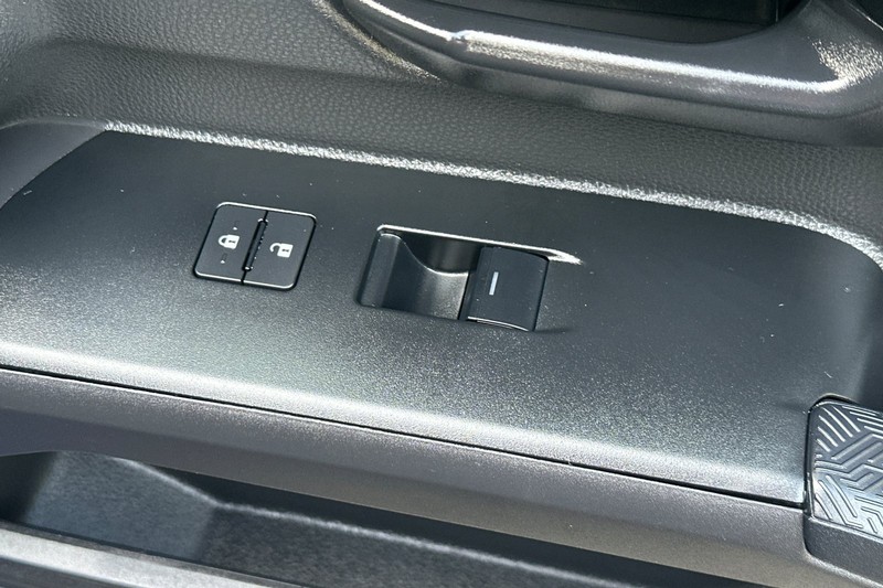 Toyota Tacoma 2WD Vehicle Full-screen Gallery Image 21